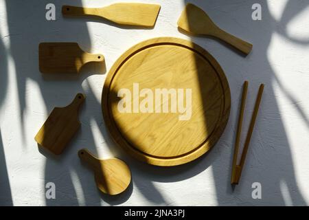 Hintergrund für die Zubereitung von Speisen auf weißem Hintergrund. Draufsicht mit Kopierbereich. Umweltfreundliches Geschirr Stockfoto