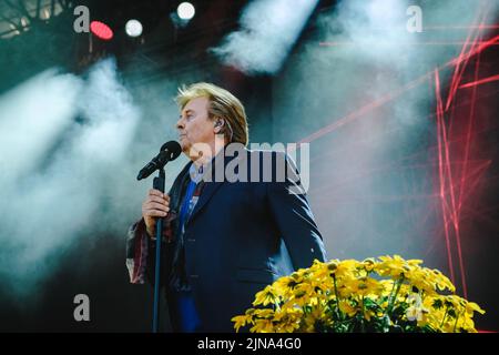 Flumserberg, Schweiz. 31., Juli 2022. Der deutsch-südafrikanische Schlagersänger Howard Chpendale spielt ein Live-Konzert während der Großen Schlagerparty im Rahmen des Flumserberg Open Air 2022. (Foto: Gonzales Photo - Tilman Jentzsch). Stockfoto