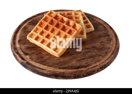 Hausgemachte Waffeln auf Holzbrett isoliert. Belgische Waffel ohne Zusatzstoffe auf weißem Hintergrund Stockfoto