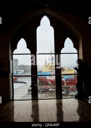 Blick durch ein Fenster auf die Schiffe im Hafen von Aberdeen, Schottland, an einem kalten regnerischen Tag Stockfoto