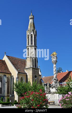 Ziegenkirche und Dreifaltigkeitsstatue in Sopron, Ungarn Stockfoto