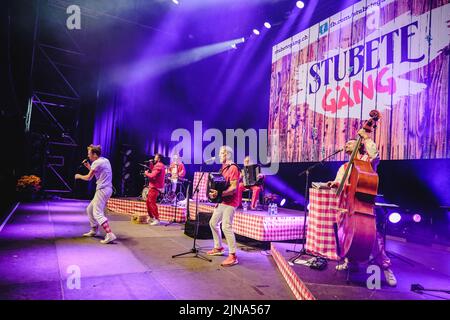 Flumserberg, Schweiz. 01., August 2022. Die Schweizer Schlagerband Stubete Gäng spielt ein Live-Konzert während der Großen Schlagerparty im Rahmen des Flumserberg Open Air 2022. (Foto: Gonzales Photo - Tilman Jentzsch). Stockfoto