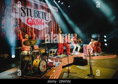 Flumserberg, Schweiz. 01., August 2022. Die Schweizer Schlagerband Stubete Gäng spielt ein Live-Konzert während der Großen Schlagerparty im Rahmen des Flumserberg Open Air 2022. (Foto: Gonzales Photo - Tilman Jentzsch). Stockfoto