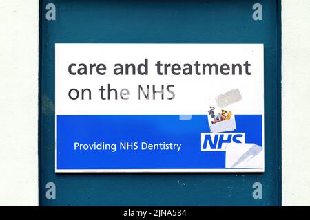 London, Großbritannien - 11. März 2022: Unterschreiben Sie bei einer Zahnarztpraxis in Notting Hill, London. Eine Krise im Vereinigten Königreich bedeutet, dass viele Menschen nicht in der Lage sind, sich bei einem denti zu registrieren Stockfoto