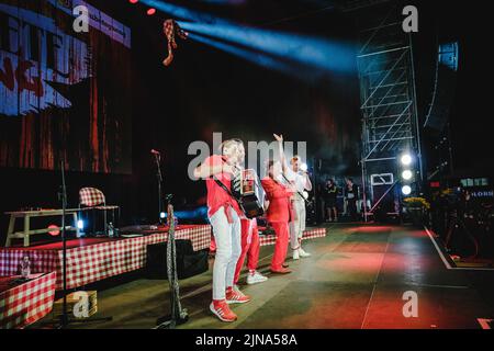 Flumserberg, Schweiz. 01., August 2022. Die Schweizer Schlagerband Stubete Gäng spielt ein Live-Konzert während der Großen Schlagerparty im Rahmen des Flumserberg Open Air 2022. (Foto: Gonzales Photo - Tilman Jentzsch). Stockfoto