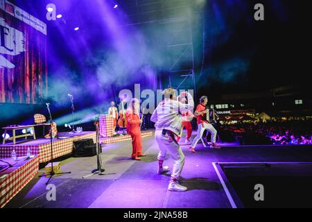 Flumserberg, Schweiz. 01., August 2022. Die Schweizer Schlagerband Stubete Gäng spielt ein Live-Konzert während der Großen Schlagerparty im Rahmen des Flumserberg Open Air 2022. (Foto: Gonzales Photo - Tilman Jentzsch). Stockfoto