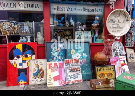 London, Großbritannien - 11. März 2022: Ein brac-Laden in der Portobello Road, der Antiquitäten, Kunstwerke und Kuriosen aus zweiter Hand verkauft. Notting Hill, London. Stockfoto