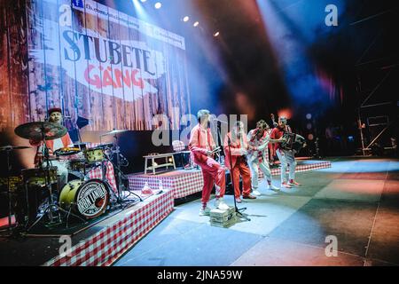 Flumserberg, Schweiz. 01., August 2022. Die Schweizer Schlagerband Stubete Gäng spielt ein Live-Konzert während der Großen Schlagerparty im Rahmen des Flumserberg Open Air 2022. (Foto: Gonzales Photo - Tilman Jentzsch). Stockfoto