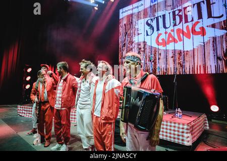 Flumserberg, Schweiz. 01., August 2022. Die Schweizer Schlagerband Stubete Gäng spielt ein Live-Konzert während der Großen Schlagerparty im Rahmen des Flumserberg Open Air 2022. (Foto: Gonzales Photo - Tilman Jentzsch). Stockfoto