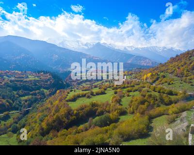 Schöne Drohnenaussichten auf die Herbstberge in Svaneti an einem sonnigen Tag. Wunderschöne herbstliche Berglandschaft von einer Drohne. Stockfoto