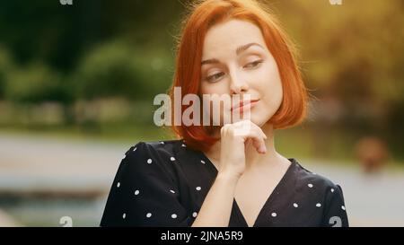 Kaukasisch nachdenklich kreative Frau rothaarige junge Mädchen Student denken wählen erwägen Planung hält Hand an Kinn macht Finger bis mit gut aufgeregt Stockfoto