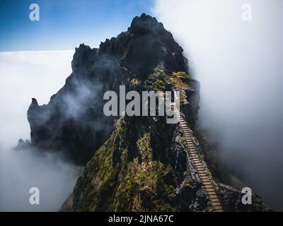 Luftaufnahme des Fußweges auf dem Pico do Arieiro über den Wolken, Madeira, Portugal Stockfoto