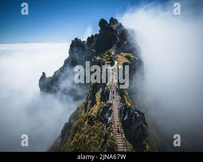 Luftaufnahme des Fußweges auf dem Pico do Arieiro über den Wolken, Madeira, Portugal Stockfoto