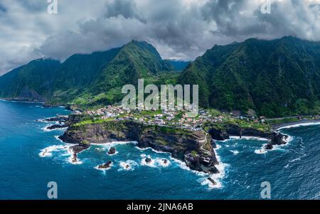 Luftaufnahme des Küstendorfes Seixal, Porto Moniz, Madeira, Portugal Stockfoto