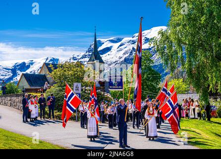 Am 17. Mai in Lofthus, Hardanger. Die Menschen feiern den norwegischen Tag der Verfassung Stockfoto