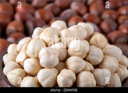 Haufen geschälter Haselnüsse aus nächster Nähe Stockfoto