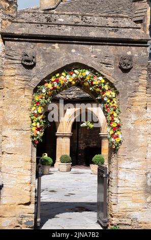 Der Eingang zum St. John's Almshouse in Sherborne, Dorset Stockfoto