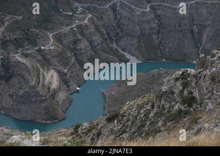 Blick in den Sulak Canyon, eine Touristenattraktion im Dagestan, ist eine der tiefsten Schluchten der Welt und die tiefste in Europa. Stockfoto