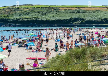 Rossarbery, West Cork, Irland. 10. August 2022. Tausende von Touristen und Einheimischen treffen sich heute Nachmittag am Warren Beach in Rosscarbery, als die Temperaturen bei sengenden Sonnenstrahlen 24C Grad erreichten. Met Éireann hat für dieses Wochenende eine Hitzewelle mit Temperaturen prognostiziert, die 29C erreichen wird. Quelle: AG News/Alamy Live News Stockfoto