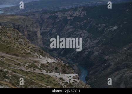 Blick in den Sulak Canyon, eine Touristenattraktion im Dagestan, ist eine der tiefsten Schluchten der Welt und die tiefste in Europa. Stockfoto
