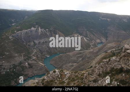 Blick in den Sulak Canyon, eine Touristenattraktion im Dagestan, ist eine der tiefsten Schluchten der Welt und die tiefste in Europa. Stockfoto