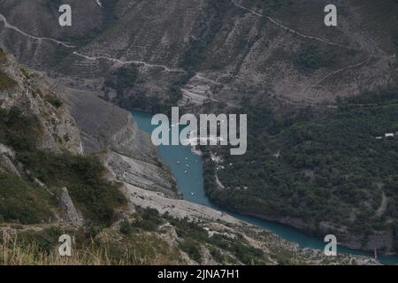 Blick in den Sulak Canyon, eine Touristenattraktion im Dagestan, ist eine der tiefsten Schluchten der Welt und die tiefste in Europa. Stockfoto
