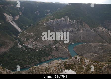Blick in den Sulak Canyon, eine Touristenattraktion im Dagestan, ist eine der tiefsten Schluchten der Welt und die tiefste in Europa. Stockfoto