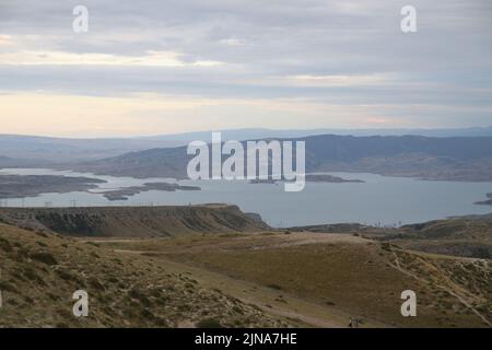 Blick in den Sulak Canyon, eine Touristenattraktion im Dagestan, ist eine der tiefsten Schluchten der Welt und die tiefste in Europa. Stockfoto