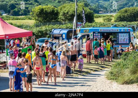 Rossarbery, West Cork, Irland. 10. August 2022. Tausende von Touristen und Einheimischen treffen sich heute Nachmittag am Warren Beach in Rosscarbery, als die Temperaturen bei sengenden Sonnenstrahlen 24C Grad erreichten. Met Éireann hat für dieses Wochenende eine Hitzewelle mit Temperaturen prognostiziert, die 29C erreichen wird. Quelle: AG News/Alamy Live News Stockfoto