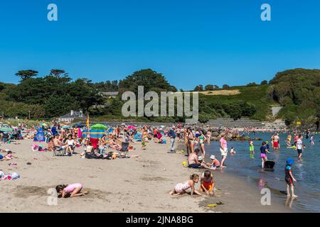 Rossarbery, West Cork, Irland. 10. August 2022. Tausende von Touristen und Einheimischen treffen sich heute Nachmittag am Warren Beach in Rosscarbery, als die Temperaturen bei sengenden Sonnenstrahlen 24C Grad erreichten. Met Éireann hat für dieses Wochenende eine Hitzewelle mit Temperaturen von 29C erwartet. Quelle: AG News/Alamy Live News Stockfoto