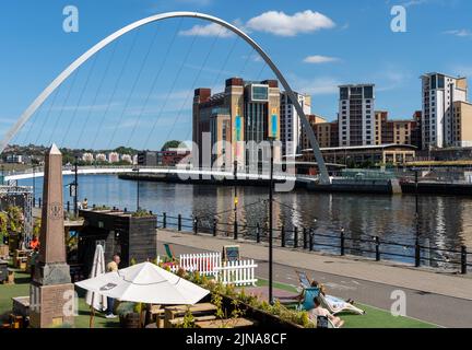 Blick auf das Newcastle Upon Tyne, UK Quayside, einschließlich der Gateshead Millennium Bridge und der baltischen Kunstgalerie auf der anderen Seite des Flusses Tyne. Stockfoto