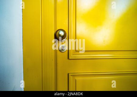 Nahaufnahme einer leuchtend gelben Holztür Stockfoto