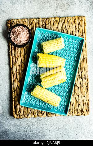 Blick von oben auf frisch gekochte Maiskolben mit rosa himalaya-Salz Stockfoto