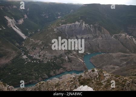 Dagestan, Russland. 08. August 2022. Blick in den Sulak Canyon, eine Touristenattraktion im Dagestan, ist eine der tiefsten Schluchten der Welt und die tiefste in Europa. (Foto von Maksim Konstantinov/SOPA Images/Sipa USA) Quelle: SIPA USA/Alamy Live News Stockfoto