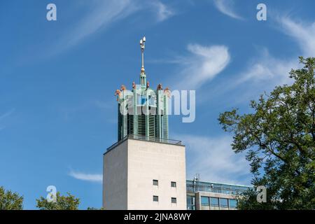 Der Turm des Newcastle Civic Center, an einem klaren, blauen Himmel in Newcastle upon Tyne, Großbritannien. Stockfoto