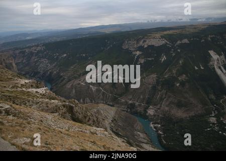 Dagestan, Russland. 08. August 2022. Blick in den Sulak Canyon, eine Touristenattraktion im Dagestan, ist eine der tiefsten Schluchten der Welt und die tiefste in Europa. (Foto von Maksim Konstantinov/SOPA Images/Sipa USA) Quelle: SIPA USA/Alamy Live News Stockfoto