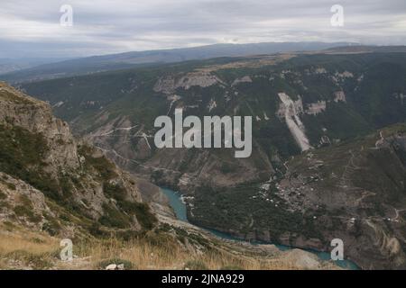 Dagestan, Russland. 08. August 2022. Blick in den Sulak Canyon, eine Touristenattraktion im Dagestan, ist eine der tiefsten Schluchten der Welt und die tiefste in Europa. (Foto von Maksim Konstantinov/SOPA Images/Sipa USA) Quelle: SIPA USA/Alamy Live News Stockfoto
