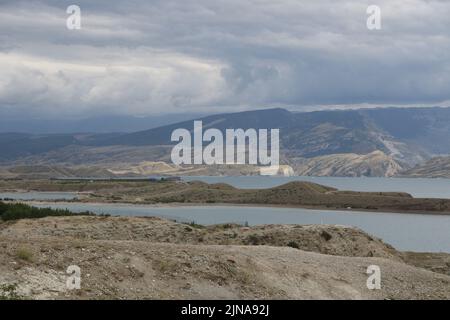 Dagestan, Russland. 08. August 2022. Blick in den Sulak Canyon, eine Touristenattraktion im Dagestan, ist eine der tiefsten Schluchten der Welt und die tiefste in Europa. (Foto von Maksim Konstantinov/SOPA Images/Sipa USA) Quelle: SIPA USA/Alamy Live News Stockfoto