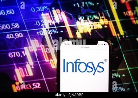 KONSKIE, POLEN - 09. August 2022: Smartphone mit Logo der Firma Infosys im Hintergrund des Börsendiagramms Stockfoto