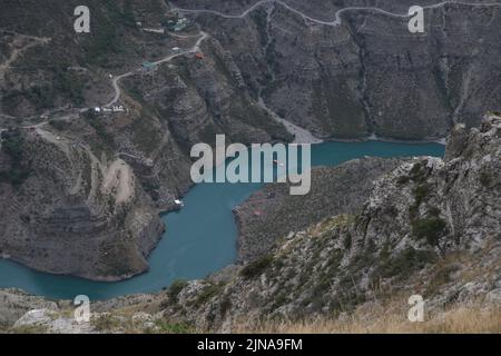 Dagestan, Russland. 8. August 2022. Blick in den Sulak Canyon, eine Touristenattraktion im Dagestan, ist eine der tiefsten Schluchten der Welt und die tiefste in Europa. (Bild: © Maksim Konstantinov/SOPA Images via ZUMA Press Wire) Stockfoto