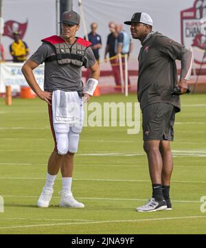 Tampa, Usa. 10. August 2022. Tom Brady (L), Quarterback von Tampa Bay Buccaneers, spricht mit Byron Leftwich, dem Offensivkoordinator von Tampa Bay, vor einer gemeinsamen Übung mit den Miami Dolphins im Trainingszentrum von Buccaneer in Tampa, Florida, am Freitag, den 10. August 2022. Foto von Steve Nesius/UPI Credit: UPI/Alamy Live News Stockfoto