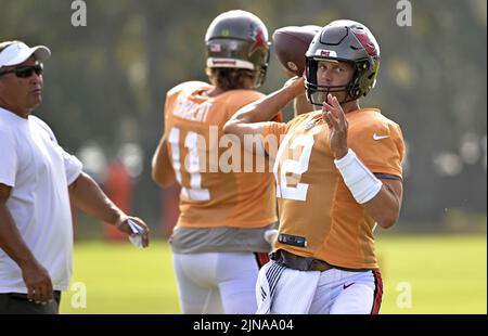 Tampa, Usa. 10. August 2022. Der Quarterback von Tampa Bay Buccaneers Tom Brady (12) lockert sich am Freitag, den 10. August 2022, während einer gemeinsamen Übung mit den Miami Dolphins im Trainingszentrum des Buccaneer in Tampa, Florida, auf. Foto von Steve Nesius/UPI Credit: UPI/Alamy Live News Stockfoto