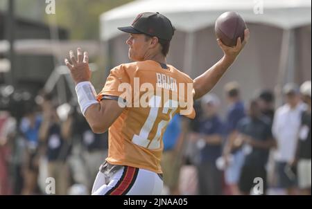 Tampa, Usa. 10. August 2022. Tampa Bay Buccaneers Quarterback Tom Brady lockert sich am Freitag, den 10. August 2022, während einer gemeinsamen Übung mit den Miami Dolphins im Trainingszentrum des Buccaneer in Tampa, Florida, auf. Foto von Steve Nesius/UPI Credit: UPI/Alamy Live News Stockfoto