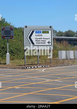 Straßenschild von Cardiff zum Flughafen Cardiff durch die A48 und M4. Leckwith. Zweisprachig. Stockfoto