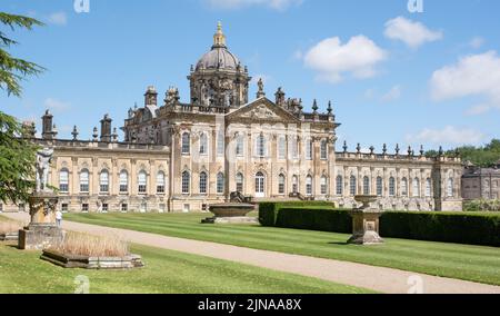 Die Südfassade von Castle Howard und der formelle Garten Stockfoto