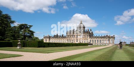 Die Südfassade von Castle Howard und der formelle Garten Stockfoto