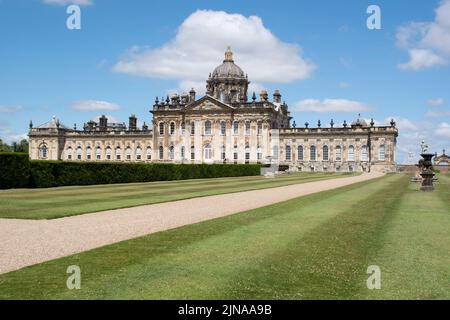 Die Südfassade von Castle Howard und der formelle Garten Stockfoto