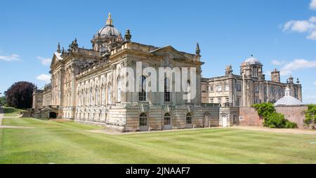 Die Südfassade am östlichen Ende der Bucht von Castle Howard und der formelle Garten Stockfoto