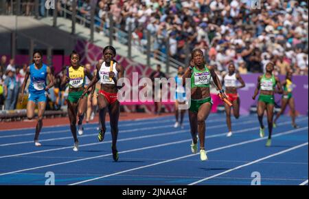 Daryll Neita aus England und Nzubechi Grace Nwokocha aus Nigeria, die bei den Commonwealth Games in Alexander Stad im 4x100-m-Staffellauf der Frauen gegeneinander antreten Stockfoto