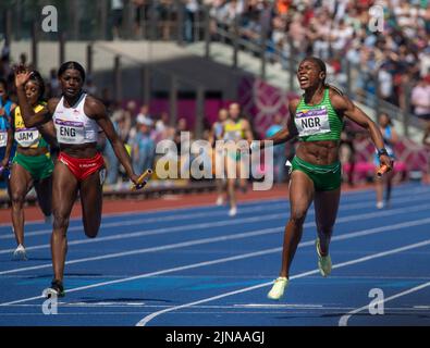 Daryll Neita aus England und Nzubechi Grace Nwokocha aus Nigeria, die bei den Commonwealth Games in Alexander Stad im 4x100-m-Staffellauf der Frauen gegeneinander antreten Stockfoto